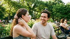 Cum să-ți dai seama dacă există o atracție între voi sau este doar o prietenie: semne de interes care se manifestă în viața de zi cu zi