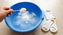 Pun 2 linguri în apă și hainele albe arată ca noi: petele galbene și murdăria dispar în timpul spălării