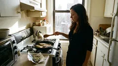 Cum să gătești pește fără să miroasă în tot apartamentul: un truc cu frunze de dafin