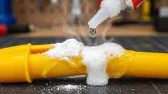 Amestecul de adeziv și bicarbonat de sodiu: de ce este recomandat și la ce servește?