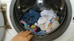 Cifra „7 kg” de pe mașina de spălat reprezintă greutatea rufelor uscate sau umede: cum se calculează capacitatea