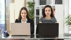 Cum să-ți dai seama că cineva te urăște pe ascuns: 6 gesturi pe care le treci cu vederea