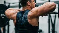 Cele mai bune exerciții pentru umeri, care îți vor modela silueta în formă de V