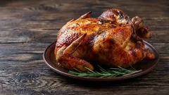  Ce condimente să folosești pentru a marina puiul, astfel încât carnea să rămână suculentă și fragedă: cele mai bune trei marinate pentru coacere la cuptor